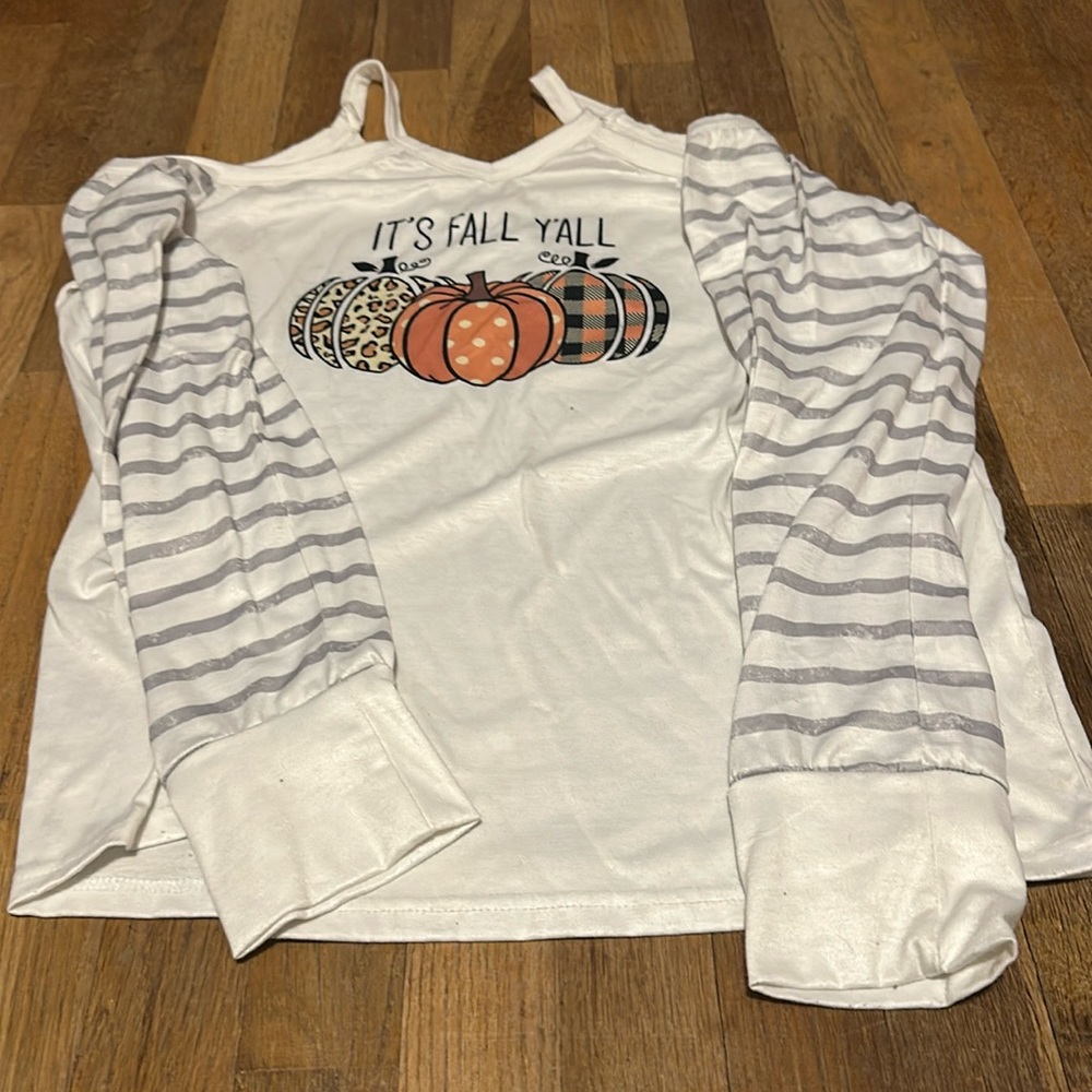 Long sleeve never worn cutest fall shirt